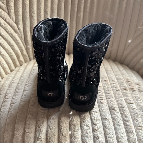BLACK SEQUIN UGG SIZE 13Y - Picture 3 of 4